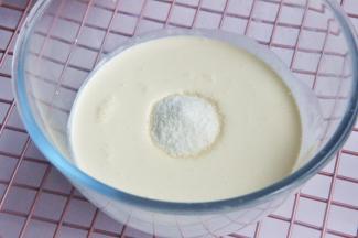 淡奶油中加入糖粉，中速打发。