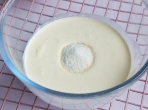 淡奶油中加入糖粉，中速打发。