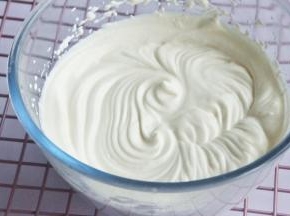 奶油打发到6.7成状态，奶油有淡淡的纹路。