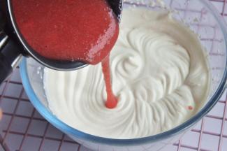 将冷却的草莓泥混合到奶油中，翻拌均匀，细腻无结块。