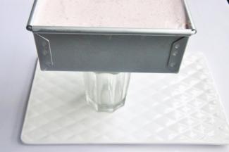 脱模时模具底部放一个比模具小的杯子，用吹风机沿着模具外围吹，然后轻轻的将模具往下滑落。