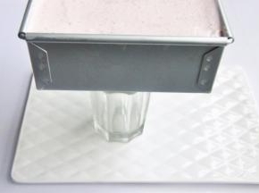 脱模时模具底部放一个比模具小的杯子，用吹风机沿着模具外围吹，然后轻轻的将模具往下滑落。