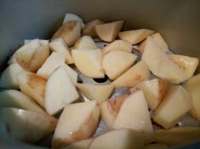 . 高压锅加水，隔水放土豆块，上汽以后，再压3分钟，就熟了，（具体看土豆块大小