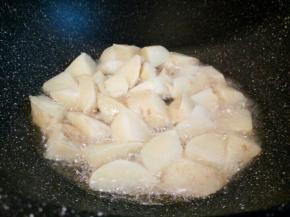 不粘锅放多一点油，放入蒸熟的土豆块炸