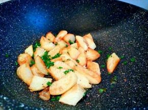 加一点点生抽，撒适量的椒盐，葱花，就可以了