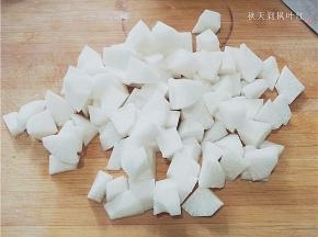 萝卜去皮洗净切成大丁块；
