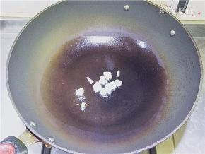 锅内放油烧热，放入葱姜爆香；