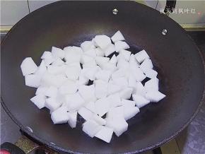 倒入萝卜翻炒均匀。