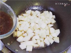 倒入排骨汤烧制；