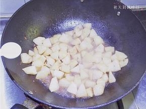 加入适量的盐调味；