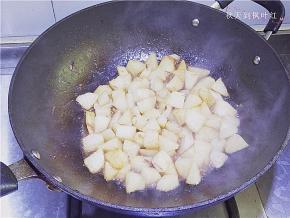 然后加盖烧沸，转小火焖；