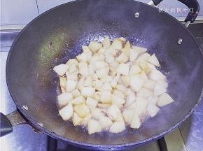 然后加盖烧沸，转小火焖；
