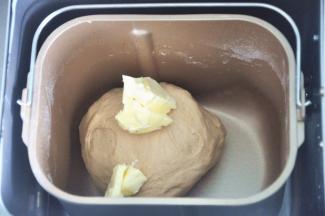 揉至面筋扩展，加入软化的黄油。