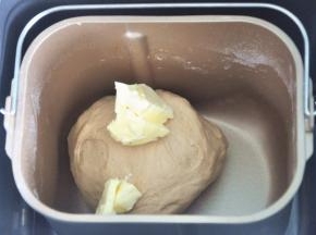 揉至面筋扩展，加入软化的黄油。