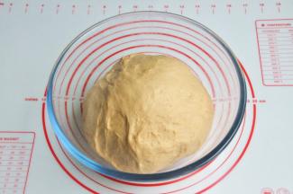 将面团发酵至2.5倍大，用手戳一下不会反弹也不会下陷即可。