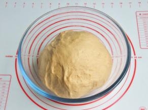 将面团发酵至2.5倍大，用手戳一下不会反弹也不会下陷即可。