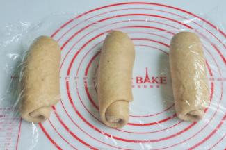 将面团擀开卷成圆筒状，3个都做同样处理，盖上保鲜膜静置15分钟左右。