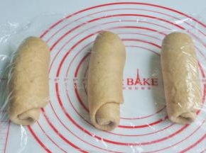 将面团擀开卷成圆筒状，3个都做同样处理，盖上保鲜膜静置15分钟左右。