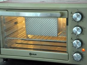 放入烤箱进行第二次发酵，38度发酵至8-9成模，然后再放入预热好的烤箱，上下火175度，时间38分钟左右。（时间与温度请参照自家烤箱脾气及模具的导热性），如表面上色较深，可在20分钟后加盖一张锡纸。