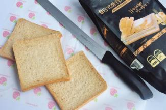 出炉后立即脱模，在晾架上散热，取出后最好先侧放一会儿，以免凹腰，待完全凉透再切片。