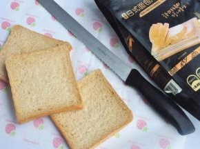 出炉后立即脱模，在晾架上散热，取出后最好先侧放一会儿，以免凹腰，待完全凉透再切片。