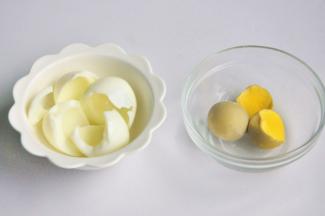 将鸡蛋煮熟，蛋黄蛋白分离。