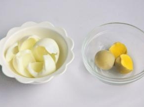 将鸡蛋煮熟，蛋黄蛋白分离。