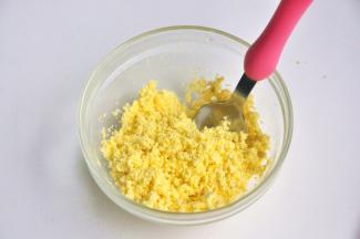 将蛋黄用勺子压碎。