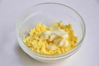 放入适量的沙拉酱，混合均匀。