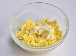 放入适量的沙拉酱，混合均匀。