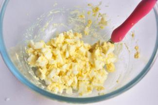 加入切碎的蛋白，混合。