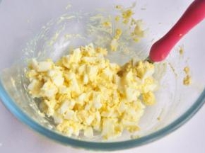 加入切碎的蛋白，混合。