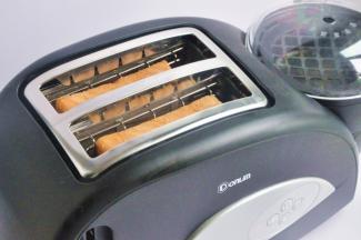 取两片全麦吐司，放入多士炉，不喜欢色深，就选择了一档。