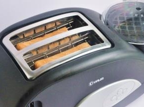 取两片全麦吐司，放入多士炉，不喜欢色深，就选择了一档。