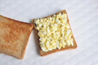 将鸡蛋沙拉均匀的涂抹在吐司片上。