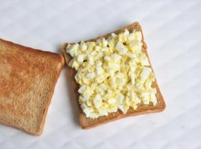 将鸡蛋沙拉均匀的涂抹在吐司片上。