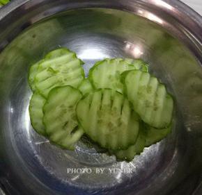 黄瓜洗干净，切片；