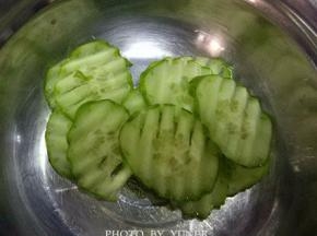 黄瓜洗干净，切片；