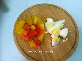 彩椒洗干净，擦干水份，切小块； 鸡蛋切小块；