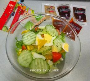 把生菜、苦菊、彩椒和黄瓜片放在大碗里；