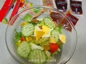 把生菜、苦菊、彩椒和黄瓜片放在大碗里；