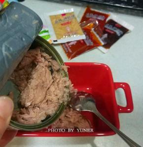打开金枪鱼罐头，滤去盒中的水份，把金枪鱼舀出到容器中；