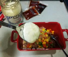 再舀一勺丘比香甜沙拉酱；