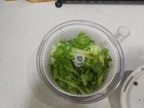 生菜、苦菊洗干净，掰小块，用脱水蔬菜器摔干；