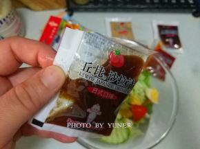 浇上一袋丘比沙拉汁（日式口味）；
