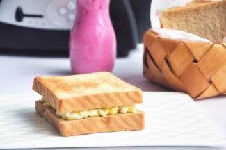 盖上第二片吐司压实。