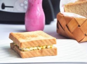 盖上第二片吐司压实。