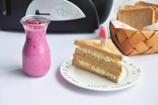 对切一刀，呈三角形状。