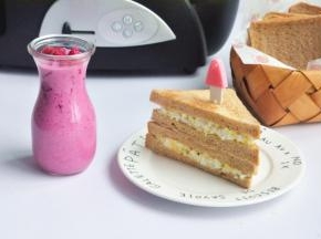 对切一刀，呈三角形状。