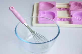 先准备工具，一个耐高温的玻璃碗，几个雪糕模，一个手动打蛋器，雪糕模插上小棍，避免布丁液从小洞里渗出。